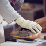 Visite guidée de l’atelier du jambon Pierre Ibaialde
