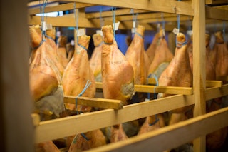 Visite guidée de l’atelier du jambon Pierre Ibaialde